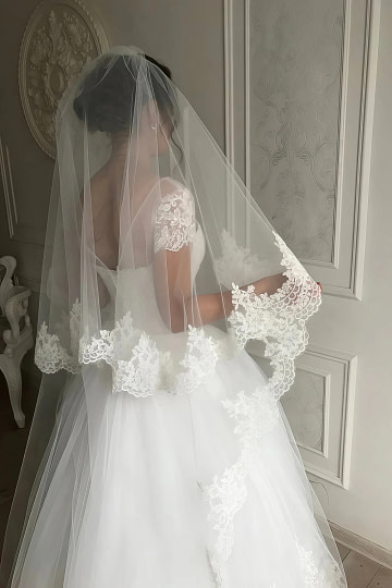 Akaks Double Tiers Jai Bridal Veils with Lace​ with Vintage White Chapel Length Image896497