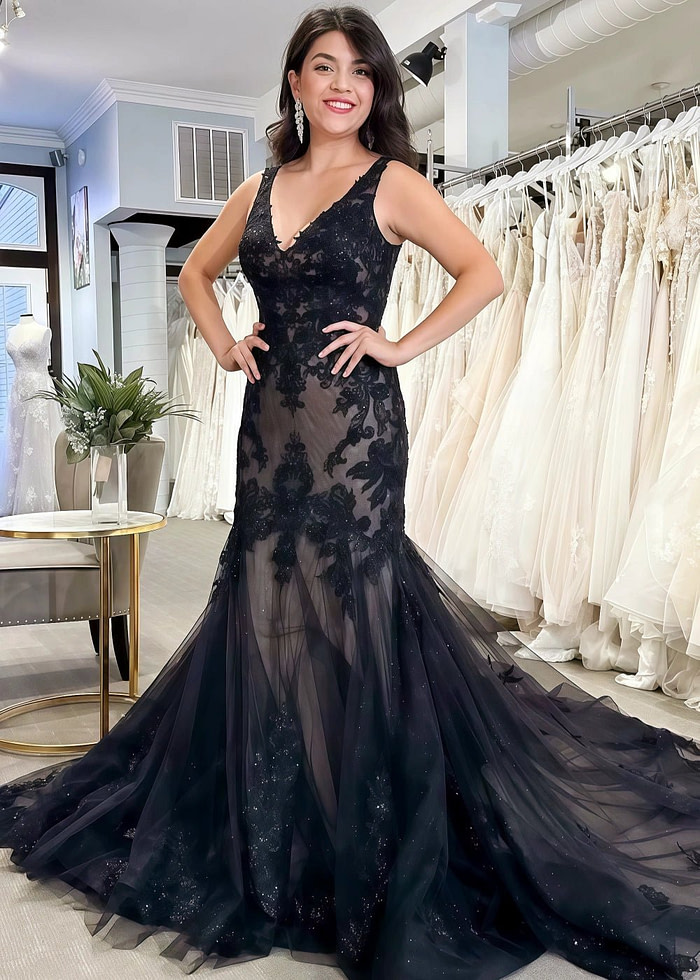 Gothic Black Mermaid V Neck Lace Wedding Dress With Long Train