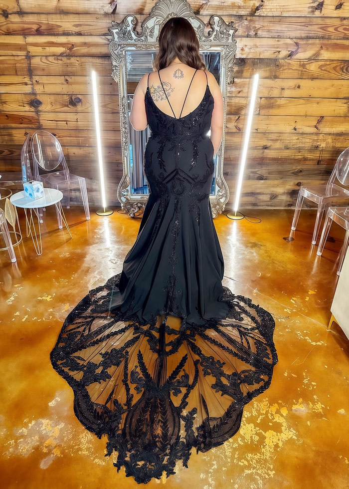 Martina | Plus Size Black And White Mermaid V Neck Wedding Dress With Long Train - White - Promdressclub