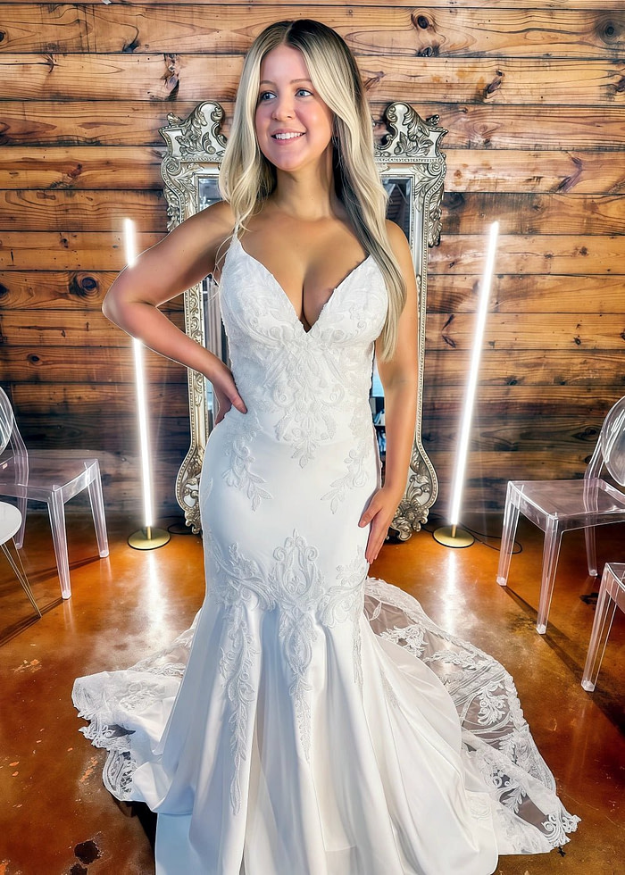 Martina | Plus Size Black And White Mermaid V Neck Wedding Dress With Long Train - White - Promdressclub
