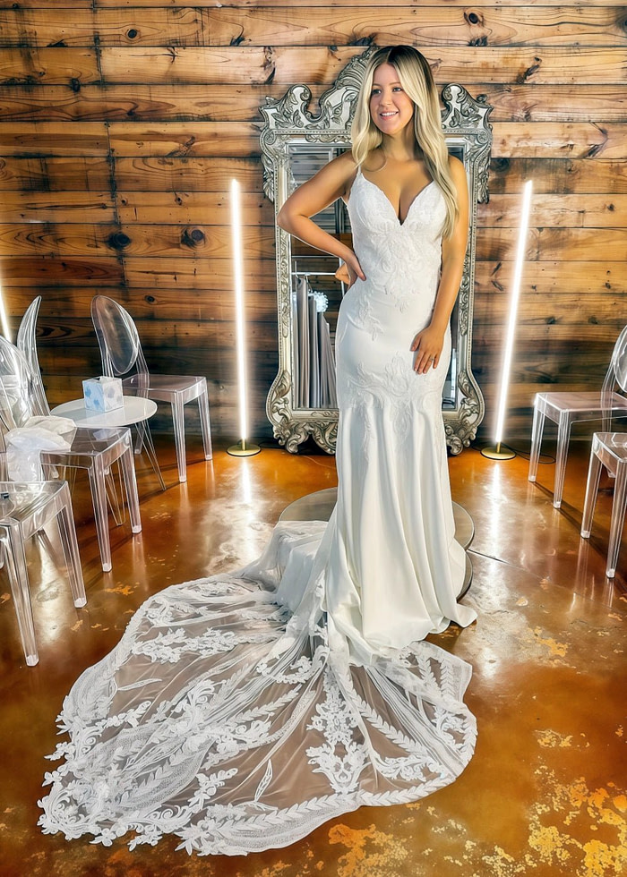 Martina | Plus Size Black And White Mermaid V Neck Wedding Dress With Long Train - White - Promdressclub