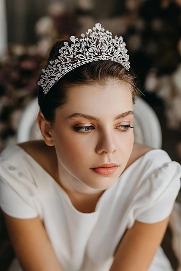 Akaks Maris Silver Metal Frame With White Crystal Gala Crystal Fairy Crown With Princess Image235452