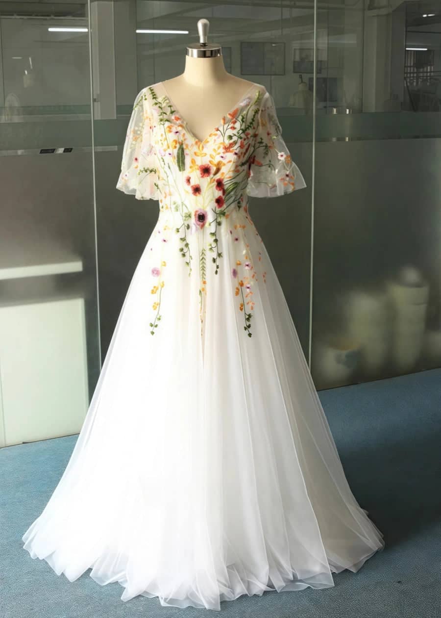 Akaks LakeBled Wedding Dresses With Coloured Embroidery